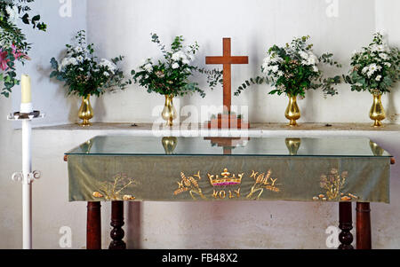 Ein Blick auf den Altar in der Pfarrkirche Allerheiligen-Kirche in Morston, Norfolk, England, Vereinigtes Königreich. Stockfoto