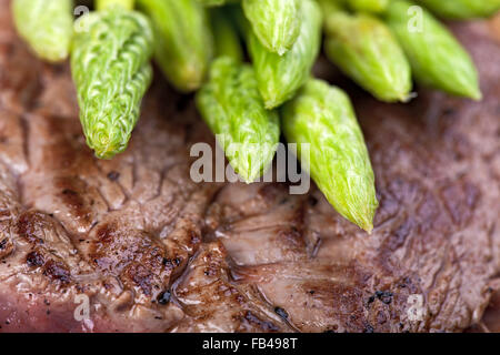 Wilder Spargel auf ein steak Stockfoto