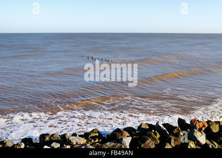 Blick auf Rüstung Felsenmeer Abwehrkräfte mit alten Buhne Beiträge zeigen Offshore-bei Happisburgh, Norfolk, England, Vereinigtes Königreich. Stockfoto