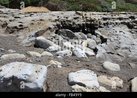 Felsen am Strand sehen die Löcher Stockfoto