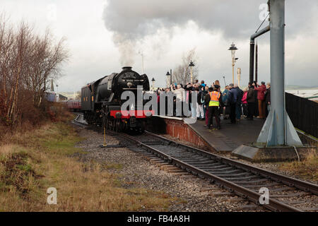 Heywood, Lancashire, UK. 9. Januar 2016. Gedränge um die Flying Scotsman bei seiner Ankunft 1 Stunde spät in Heywood, Lancashire auf seiner Jungfernfahrt Passagier laufen nach Restaurierung in Bury. 9. Januar 2014 Heywood, UK Credit: Alan Ryder/Alamy Live-Nachrichten Stockfoto