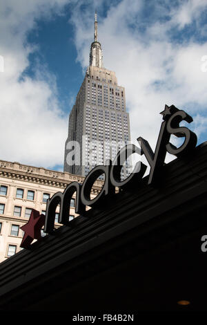 Atemberaubende Aussicht auf das Empire State Building vom Kaufhaus Macy's in New York City aus gesehen Stockfoto