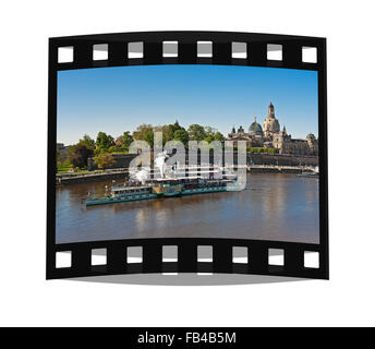 Flotte Parade der historischen Raddampfer, jedes Jahr am 1. Mai auf der Elbe vor der alten Stadt von Dresden, Deutschland Stockfoto