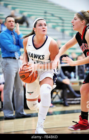 High School Spieler, von einem Schuß in tief in die Ecke zu bekommen, bevor die Zeit abläuft, während eng verteidigt. USA. Stockfoto