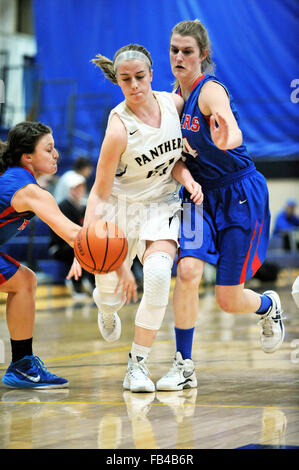 Player Aufteilung der Verteidigung während der Fahrt auf den Korb während der High School Basketball Spiel. USA. Stockfoto