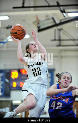 Spieler auf der Suche nach Score mit einem kurzen Schuß weg das Glas über eine Ladebuchse defender während der High School Basketball Spiel. USA. Stockfoto