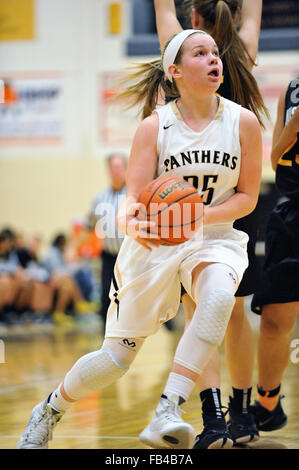 Player Abschluss eine Fahrt auf den Korb auf der Suche einer zwei-Punkt Kaution während der High School Basketball Spiel zu machen. USA. Stockfoto