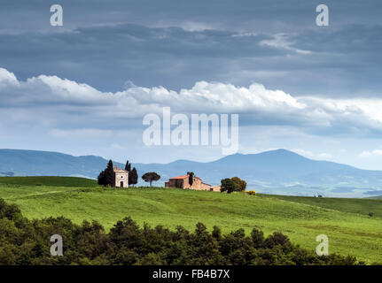 Kapelle des Vitaleta auf dem Kamm eines Hügels in Val d ' Orcia in der Nähe von San Quiricio Stockfoto