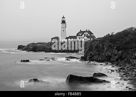 Nordseite des Portland Head Leuchtturm, Cape Elizabeth, Maine an einem nebligen Morgen. Stockfoto