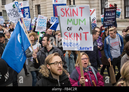 London, UK. 9. Januar 2016.NHS Student Krankenschwestern, Hebammen und Unterstützer beteiligen sich einen Protestmarsch von St Thomas' Hospital zur Downing Street gegen das Abwracken von Pflege-Stipendien. In der Herbst-Anweisung 2015 Kanzler George Osborne, kündigte an, dass NHS Stipendien, die Lernschwestern gezahlt werden, die Lebenshaltungskosten zu decken, während sie studieren und Durchführung Krankenhaus Berufserfahrung, abgeschafft und stattdessen in Studienkredite, die zurückgezahlt werden müssen. Bildnachweis: London Pix/Alamy Live News Stockfoto