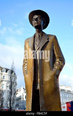 London, England, Großbritannien. Statue von Bela Bartok (1881-1945: Ungarische Komponistin) vor der U-Bahnstation South Kensington. Stockfoto