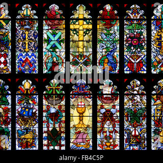 London, England, Vereinigtes Königreich. Parish Church of St. Luke, Chelsea. Ostfenster (1959: Hugh Easton) zeigt Symbole der Heiligen Stockfoto