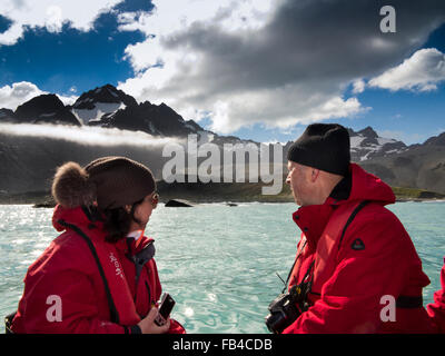 Süd-Georgien, Gold Harbour, paar im Schlauchboot rib Boot, Loking am Strand bei schweren Seegang Stockfoto