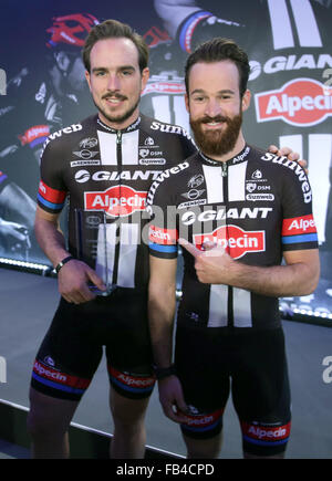 Deutscher Profi-Radrennfahrer stellen John Degenkolb (l) und Simon Geschke bei der Präsentation der Radsport team Giant-Alpecin in Berlin, 7 Januar 2016. Foto: Jörg Carstensen/dpa Stockfoto