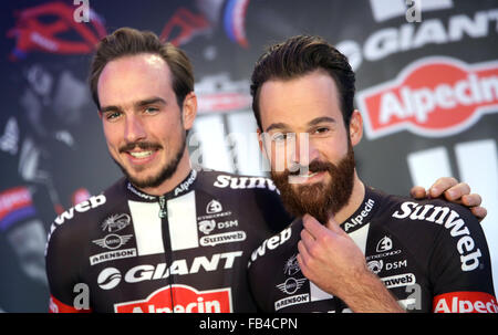 Deutscher Profi-Radrennfahrer stellen John Degenkolb (l) und Simon Geschke bei der Präsentation der Radsport team Giant-Alpecin in Berlin, 7 Januar 2016. Foto: Jörg Carstensen/dpa Stockfoto