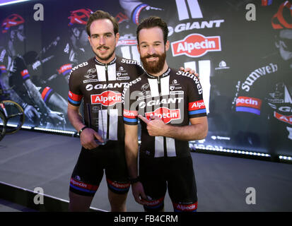 Deutscher Profi-Radrennfahrer stellen John Degenkolb (l) und Simon Geschke bei der Präsentation der Radsport team Giant-Alpecin in Berlin, 7 Januar 2016. Foto: Jörg Carstensen/dpa Stockfoto