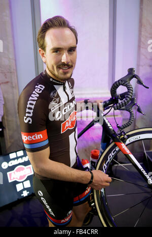 Deutscher Radprofi John Degenkolb stellt bei der Präsentation des Radteams Giant-Alpecin in Berlin, 7 Januar 2016. Foto: Jörg Carstensen/dpa Stockfoto