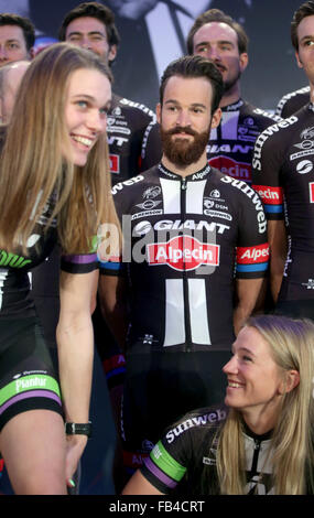 Deutscher Profi-Radrennfahrer stellen Simon Geschke (vorne, mit Bart) und John Degenkolb (hinten) bei der Präsentation der Radsport team Giant-Alpecin in Berlin, 7 Januar 2016. Foto: Jörg Carstensen/dpa Stockfoto