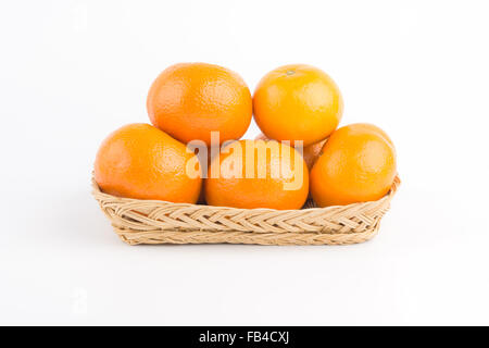 Orange im Korb auf weißem Hintergrund reif. Stockfoto