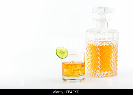 Glas und eine Flasche Whisky auf einem weißen Hintergrund für Semple text Stockfoto