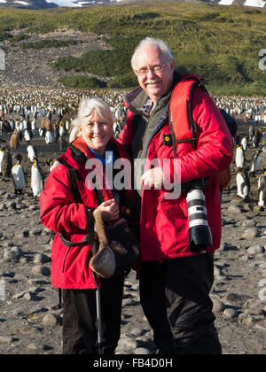 South Atlantic, Südgeorgien, Bucht der Inseln, senior Tourist paar, unter König Pinguine Stockfoto