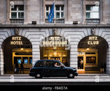 Ein schwarzes Taxi fährt vorbei Ritz Hotel, Piccadilly, London. Stockfoto