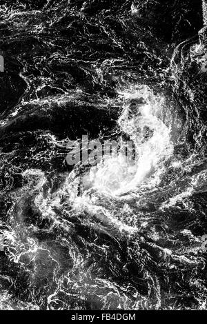 Strudel, natürliches Phänomen des Whirlpools, genannt Saltstraumen, Norwegen Stockfoto