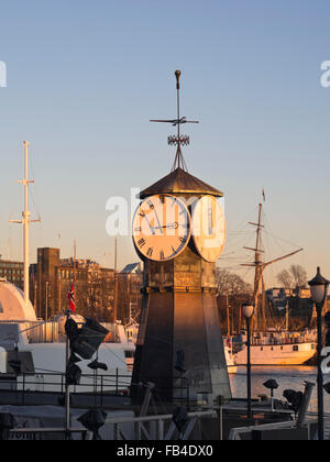 Niedrige golden Wintersonne, die Färbung der Bauten und Anlagen von Aker Brygge in das Zentrum von Oslo-Norwegen Stockfoto