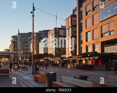 Niedrige golden Wintersonne, die Färbung der Bauten und Anlagen von Aker Brygge in das Zentrum von Oslo-Norwegen Stockfoto