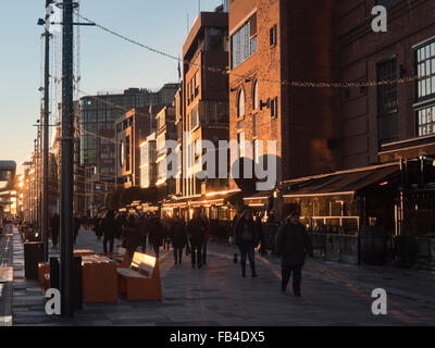 Niedrige golden Wintersonne, die Färbung der Bauten und Anlagen von Aker Brygge in das Zentrum von Oslo-Norwegen Stockfoto