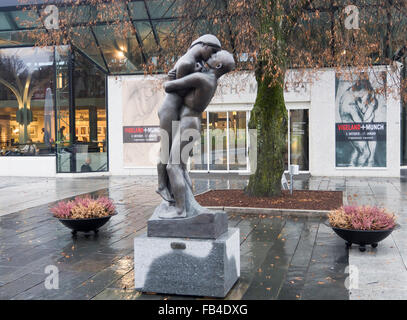 Eintritt in das Munch-Museum in Oslo Norwegen, Plakate und eine Skulptur, die Werbung einer Gemeinschaftsausstellung Munch und Vigeland Stockfoto