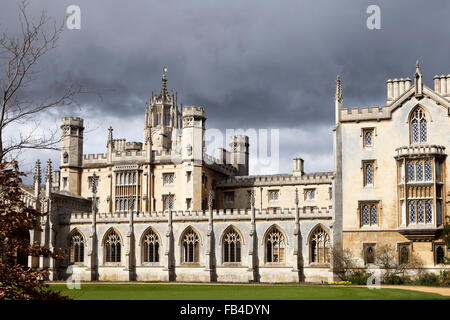 Cambridge, UK - 22. März 2015: Vollansicht des neuen Hofes Glockenturm der St. Johns College, University of Cambridge in perfekte Br Stockfoto