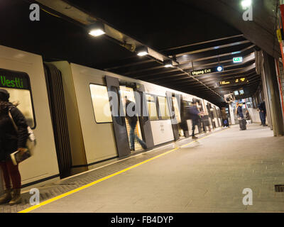 Die norwegische Hauptstadt Oslo hat eine effektive und Ausbau von u-Bahn-System, hier einen modernen Zug im Bahnhof Nationaltheatret Stockfoto