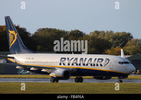 Ryanair EI-EGA auf dem Rollfeld am Flughafen Prestwick. Stockfoto