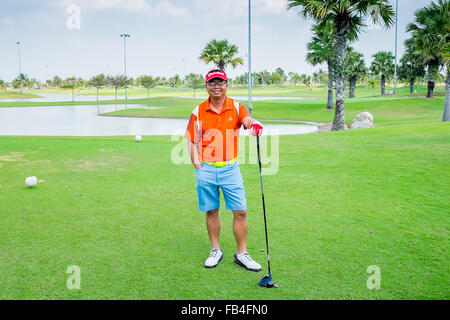 Ayutthaya, Thailand - 27. Dezember 2015: Thai Golfer auf dem Abschlag Boden stehend Stockfoto