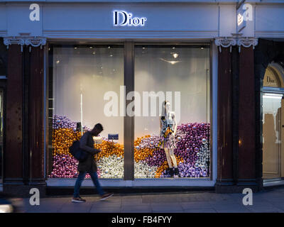 Dior shop Front in London zu Weihnachten, Old Bond Street. Stockfoto