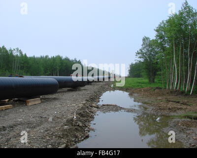 Bau der Gaspipeline auf dem Boden. Transport von Energieträgern. Stockfoto