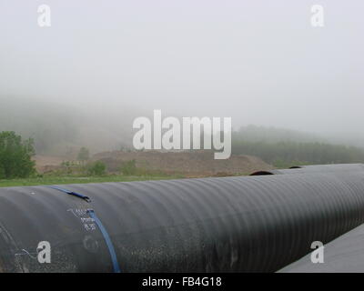 Bau der Gaspipeline auf dem Boden. Transport von Energieträgern. Stockfoto