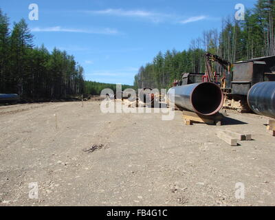 Bau der Gaspipeline auf dem Boden. Transport von Energieträgern. Stockfoto