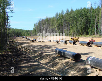 Bau der Gaspipeline auf dem Boden. Transport von Energieträgern. Stockfoto