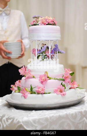 Hochzeitstorte mit rosa Lilie Blumen geschmückt Stockfoto