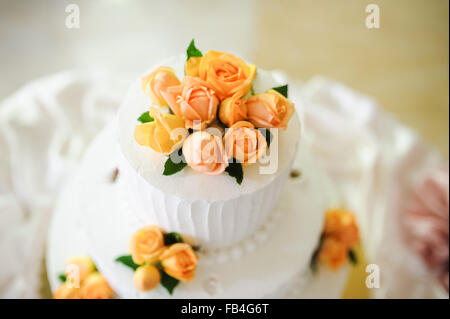 Hochzeitstorte mit Rosen verziert Stockfoto