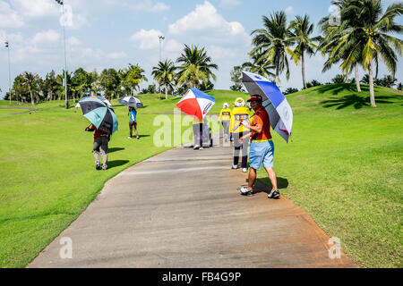 Ayutthaya, Thailand - 27. Dezember 2015: Golfer und Caddies, die auf dem Weg in Golfplatz gehen Stockfoto