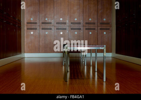 Umkleideraum, Schrank und Bank - Fokus auf der Bank Stockfoto