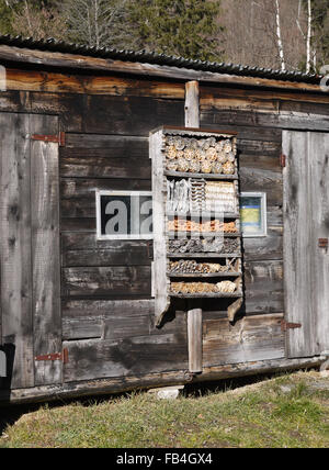 Beispiel für ein Insekt Haus durch einen lokalen Handwerker Bois in Le Crot, Vallorcines in Frankreich Stockfoto