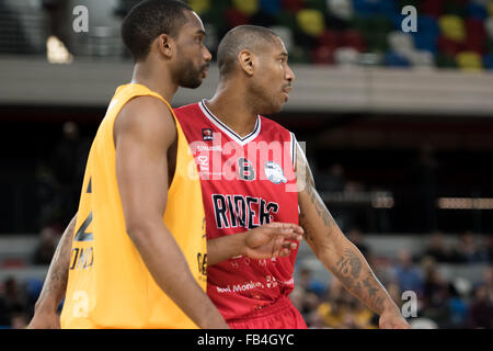 London, UK. 8. Januar 2016. London-Lions geschlagen 50 Vs 71 zu Leicester Riders. Drew Sullivan (8) beobachtet das Spiel mit London Lions Desmond Watt (21) Credit: Pmgimaging/Alamy Live-Nachrichten Stockfoto