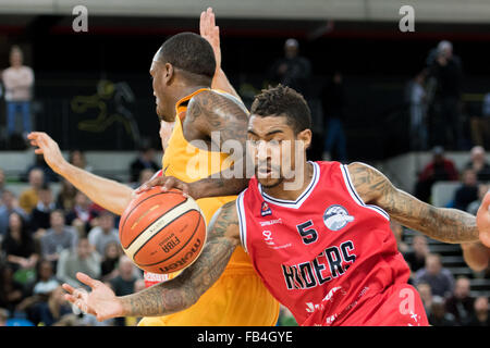 London, UK. 8. Januar 2016. London-Lions geschlagen 50 Vs 71 zu Leicester Riders. Leicester Riders Neil Watson (5) hat seine Augen auf den ball! Bildnachweis: Pmgimaging/Alamy Live-Nachrichten Stockfoto