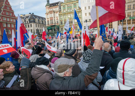 Wroclaw, Polen. 9. Januar 2016. Unterstützer des Ausschusses für die Demokratie zu verteidigen, Protest gegen das neue Gesetz geben Regierung voll, direkte Kontrolle der öffentlichen Medien, in Wroclaw/Breslau, Polen. Bildnachweis: Witold Skrypczak/Alamy Live-Nachrichten Stockfoto