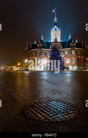 Stratford City Hall in der Nacht beleuchtet von Weihnachtsschmuck mit großen Weihnachtsbaum vor Gebäude. Stockfoto