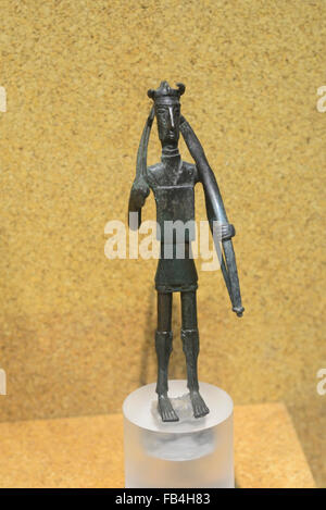 Statuette eines Krieger Gottes oder ein legendärer Held mit vier Armen und zwei Schilde.  8. bis 7. Jahrhundert BC. von Teti, Sardinien Stockfoto